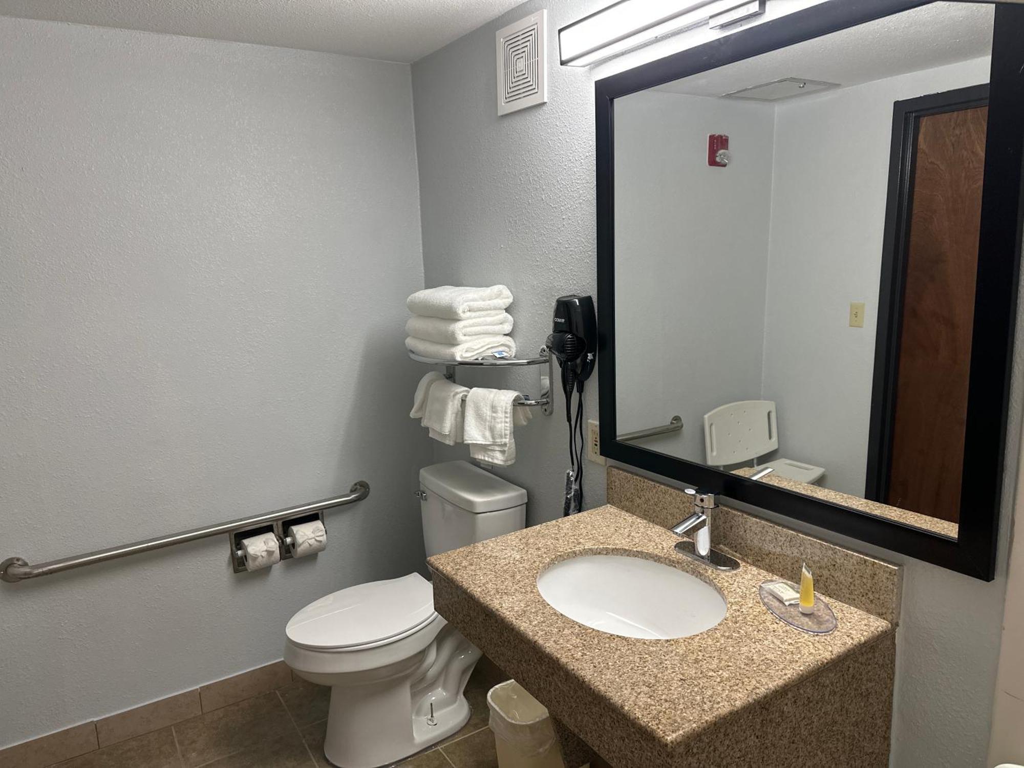 Super 8 By Wyndham Alexandria La Ξενοδοχείο Εξωτερικό φωτογραφία