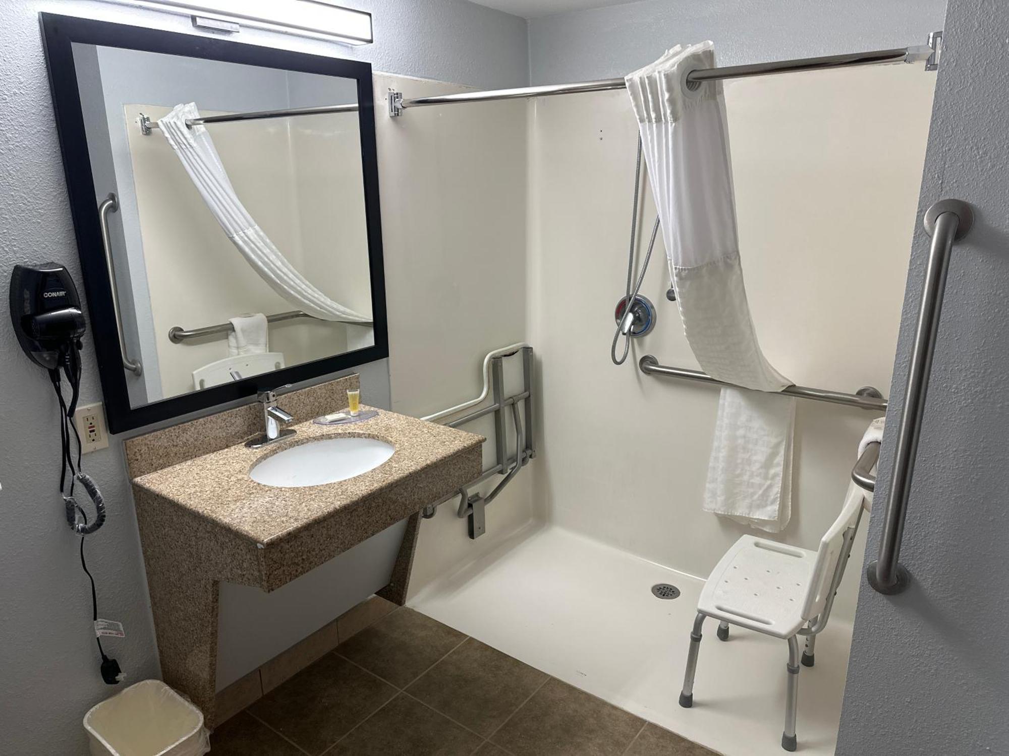 Super 8 By Wyndham Alexandria La Ξενοδοχείο Εξωτερικό φωτογραφία