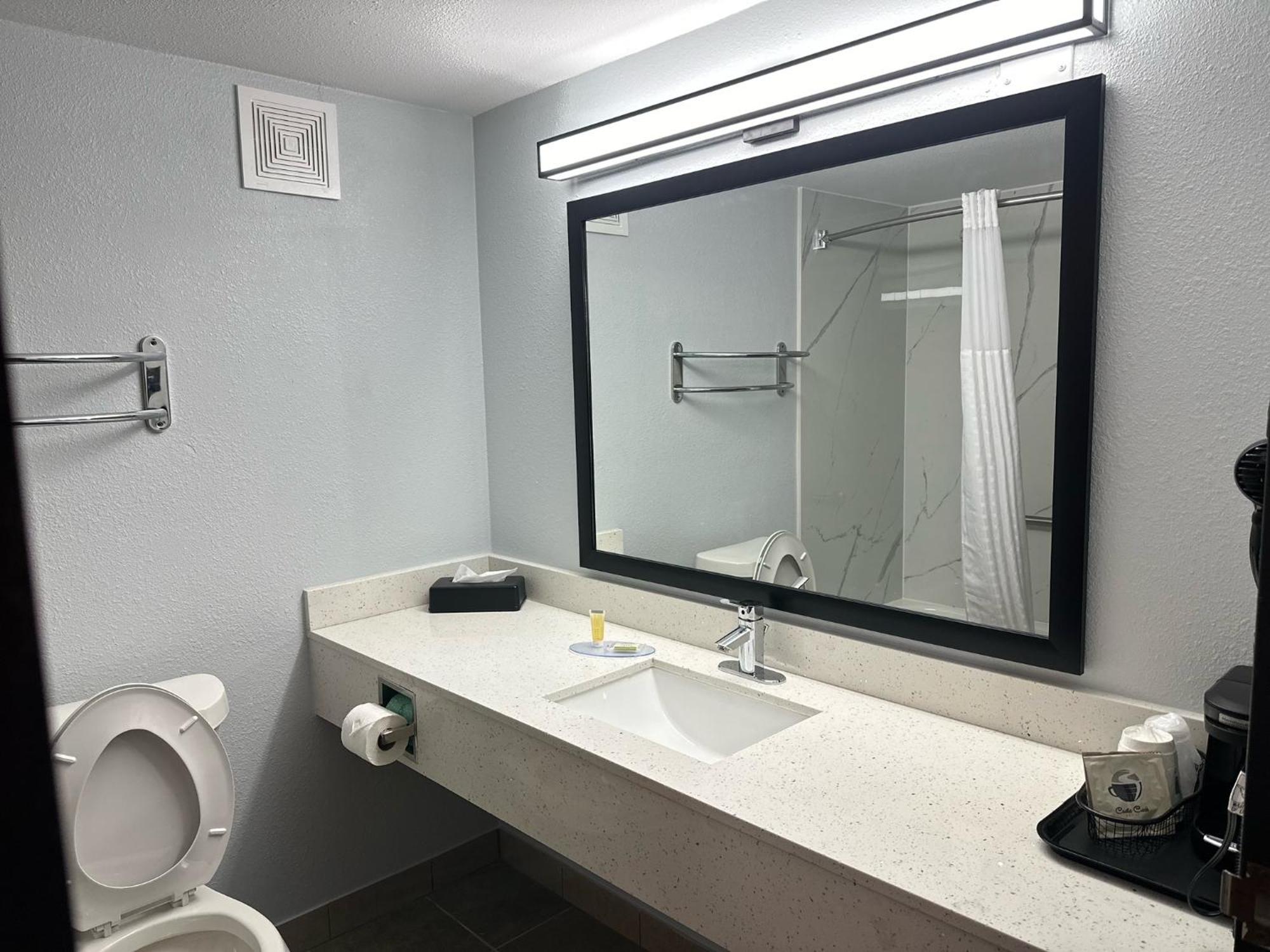 Super 8 By Wyndham Alexandria La Ξενοδοχείο Εξωτερικό φωτογραφία