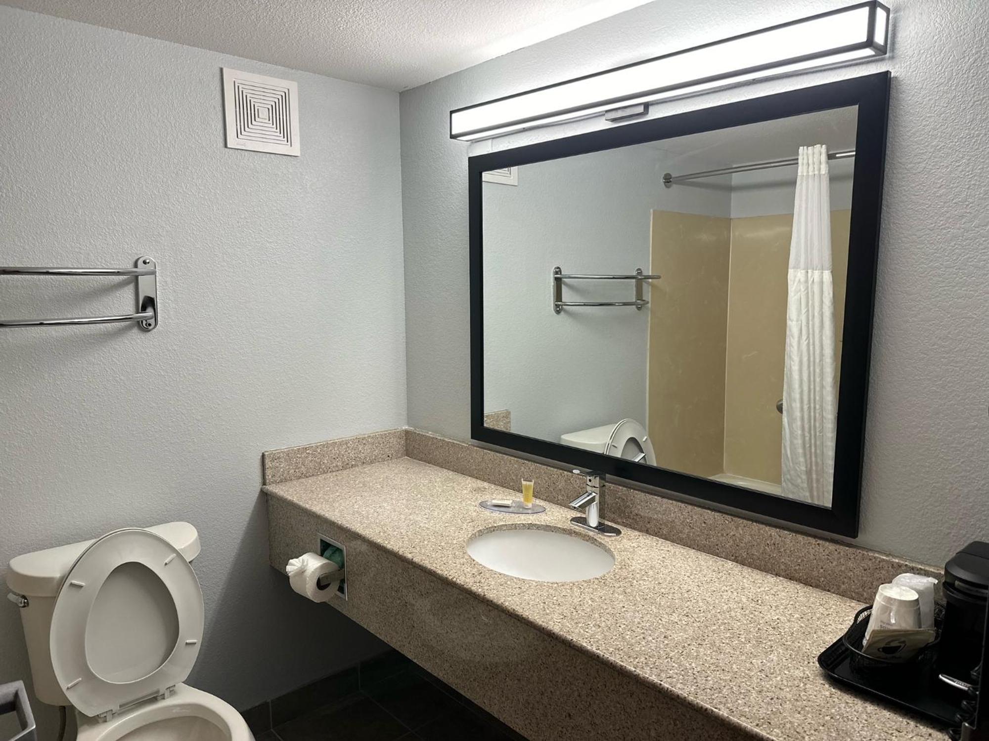 Super 8 By Wyndham Alexandria La Ξενοδοχείο Εξωτερικό φωτογραφία
