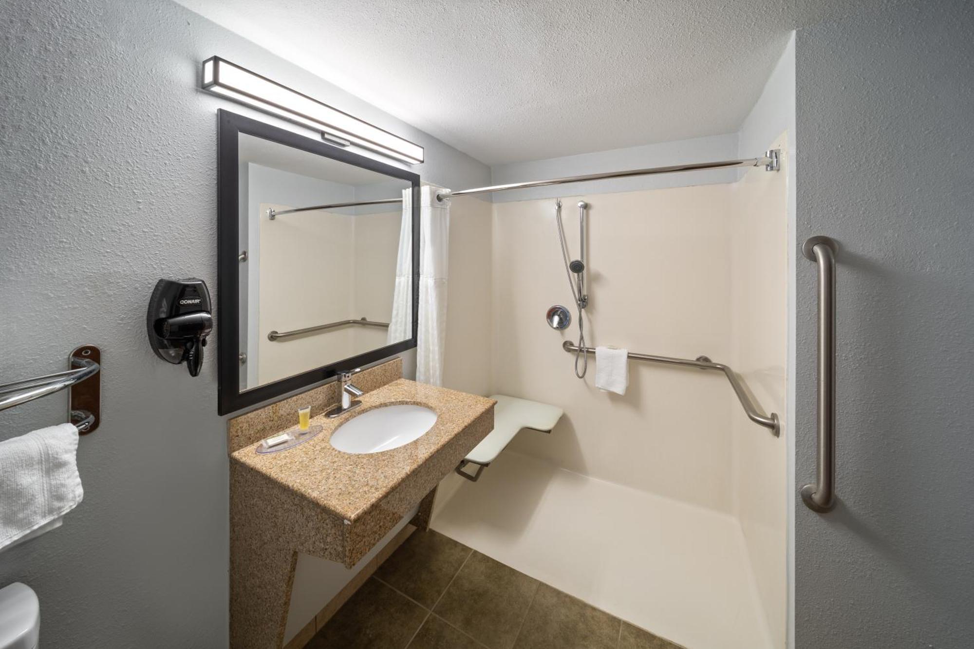 Super 8 By Wyndham Alexandria La Ξενοδοχείο Εξωτερικό φωτογραφία